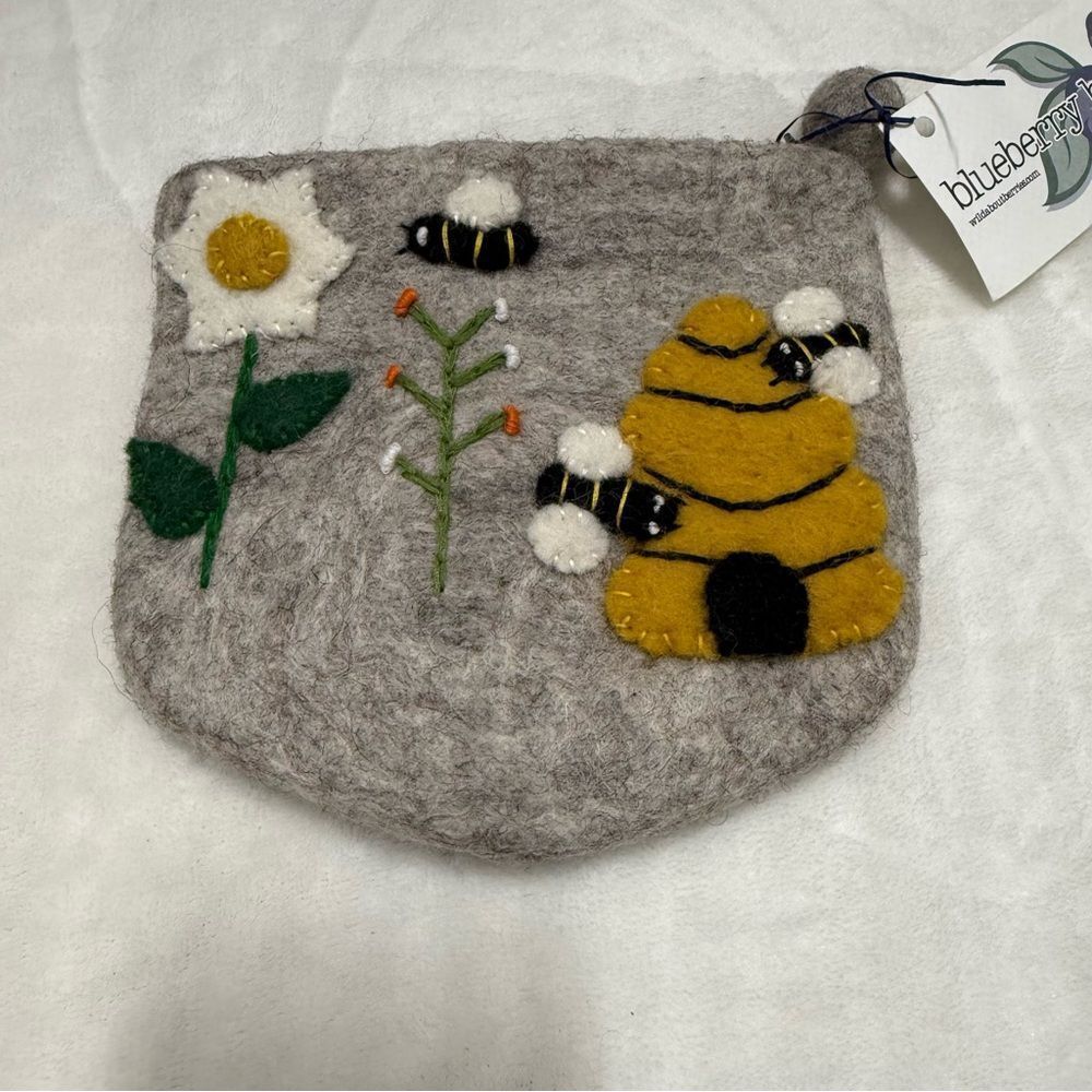 Bees and flowers 🐝 🌺 Felt Pouch - Gray white and Yellow